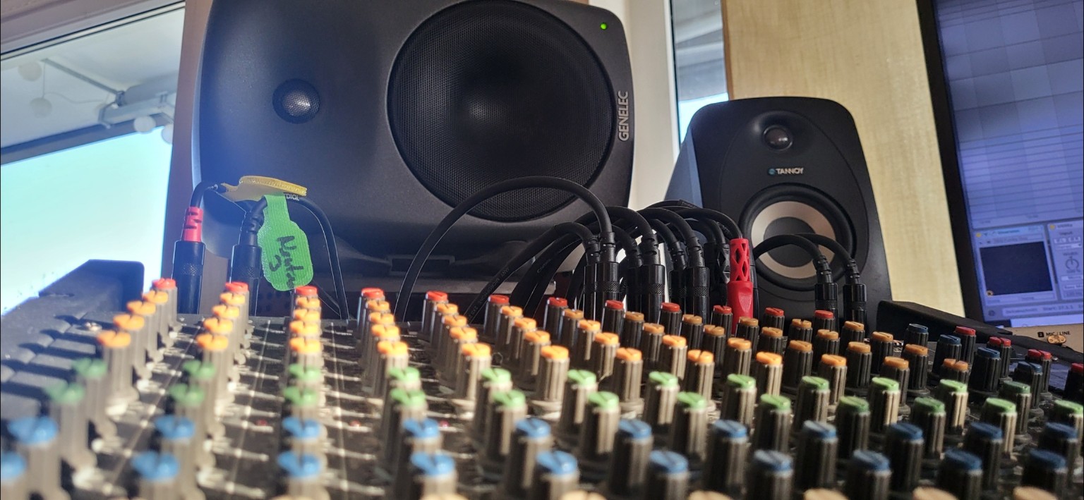 Mixing desk and monitor speakers in LENFRED’s studio